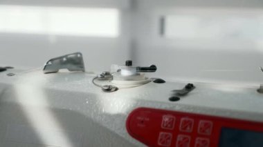 Elektrikli dikiş makinesinde çalışan kadın. Evde Kadın Terzi Çalışması. Güneşli bir gün. 2x Yavaş çekim 60fps 4K