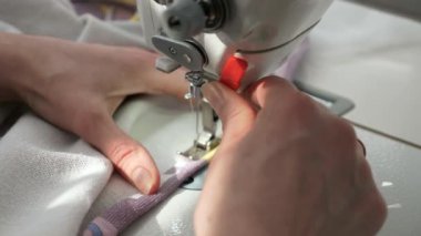 Elektrikli dikiş makinesinde çalışan kadın. Evde Kadın Terzi Çalışması. Güneşli bir gün. 2x Yavaş çekim 60fps 4K