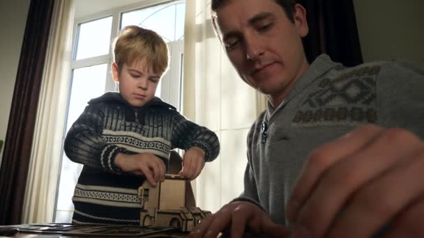 Pai Com Filho Montar Caminhão Brinquedo Madeira Construtor Pai Com — Vídeo de Stock