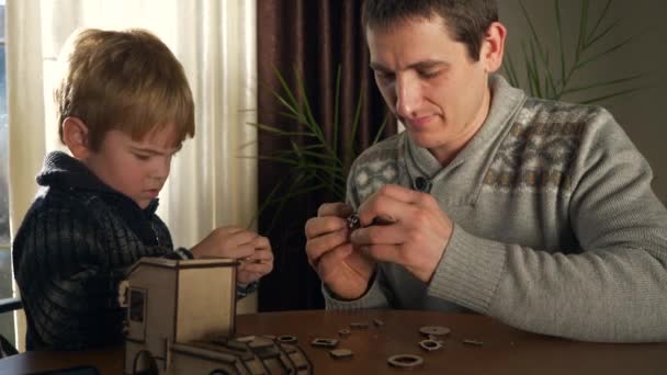 Πατέρας Τον Υιό Συγκεντρώστε Ξύλινο Παιχνίδι Φορτηγό Κατασκευαστή Μπαμπάς Παιδί — Αρχείο Βίντεο