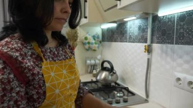 Genç Bayan Ev Kadını Mutfakta Yemek Yapıyor. Çörek yapan kadın. 2x Yavaş çekim 60fps 4K