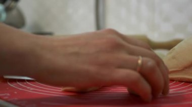 Genç Bayan Ev Kadını Mutfakta Yemek Yapıyor. Çörek yapan kadın. 2x Yavaş çekim 60fps 4K