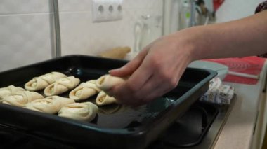 Genç Bayan Ev Kadını Mutfakta Yemek Yapıyor. Çörek yapan kadın. 2x Yavaş çekim 60fps 4K