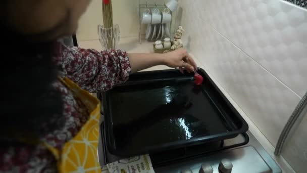 Młoda Gospodyni Domowa Gotowanie Kuchni Kobieta Robiąca Bułeczki Wolny Ruch — Wideo stockowe