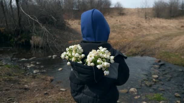 Criança Criança Está Com Flores Gota Neve Reunidas Perto Rio — Vídeo de Stock