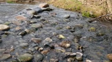 Küçük Nehir Taşı Akıntısı. Bahar mevsimi güneşli bir gün. Kırsal Sahne Arkaplanı. Güzel Doğa Ülkesi. 2x Yavaş çekim 60fps 4K