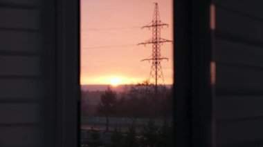 Hava Durumu Evi 'nin dışında yağmur yağıyor. Açık Pencere. Gün batımında Yağan Yağmur. Yağmurlu bir akşam. 2x Yavaş çekim 60 fps 4K