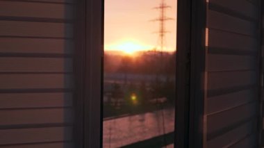 Hava Durumu Evi 'nin dışında yağmur yağıyor. Açık Pencere. Gün batımında Yağan Yağmur. Yağmurlu bir akşam. 2x Yavaş çekim 60 fps 4K