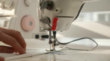 Elektrikli dikiş makinesinde çalışan kadın. Evde Kadın Terzi Çalışması. Güneşli bir gün. 2x Yavaş çekim 60 fps 4K