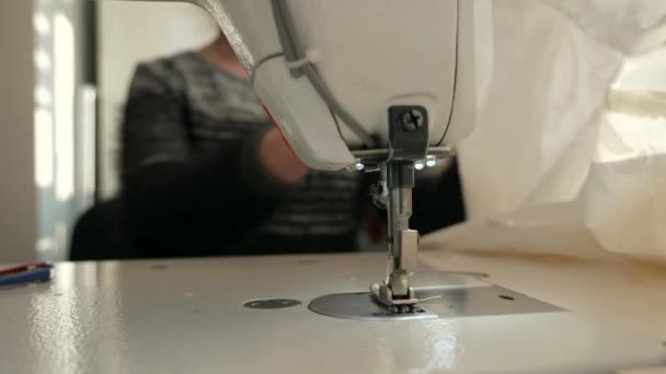在电动缝纫机上工作的妇女缝纫 女裁缝在家里工作 阳光灿烂的日子2X慢动作60 Fps — 图库视频影像