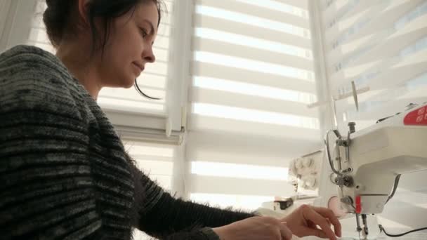 Vrouw Naaien Werken Elektrische Naaimachine Vrouwelijke Naaister Werkt Thuis Zonnige — Stockvideo