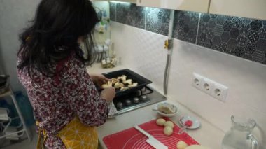 Genç Bayan Ev Kadını Mutfakta Yemek Yapıyor. Çörek yapan kadın. 2x Yavaş çekim 60fps 4K