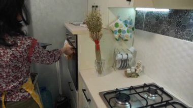 Genç Bayan Ev Kadını Mutfakta Yemek Yapıyor. Çörek yapan kadın. 2x Yavaş çekim 60fps 4K