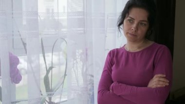 Ciddi Kadın Çiçeklerle Pencereye Bakmayı Düşünüyor. Düşünceli İfade Duyguları. Bayan Ev Kadını Evde Rahatlayın. 2x Yavaş çekim 60fps 4K