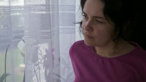 Vážná Žena Stojí Přemýšlí Při Pohledu Okno Květinami Pozorný Výraz — Stock video