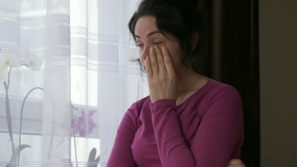 Znepokojená Žena Stojí Myslí Dívá Okna Smutný Výraz Rozčiluje Ženské — Stock video