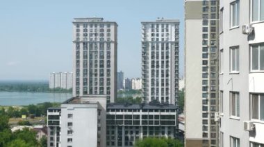 Kentsel Konut Alanı Özel Apartman Binaları Bloğu. Güneşli bir gün olan Kyiv Ukrayna 'ya bakın. 2022 yazı.