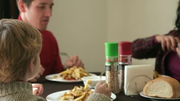 Giovane Famiglia Con Bambino Mangiare Prima Colazione Cena Padre Madre — Video Stock