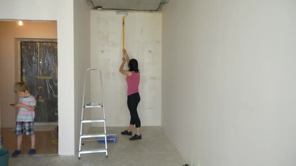 Vrouw Lijm Wallpaper Wall Doing Renovatie New Flat Apartment Slow — Stockvideo