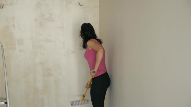 Tapeta Kleju Kobiecego Ścianie Remont Nowym Mieszkaniu Spowolnienie Ruchu Fps — Wideo stockowe