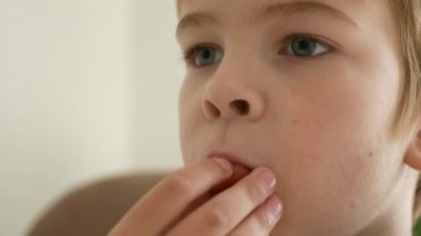 Şirin, küçük bir oğlan çocuğu Kirazlı, Meyveli, Mutfak Yemekleri ve Yemek Odası 'nın tadını çıkarın. 2x Yavaş çekim 60 fps 4K