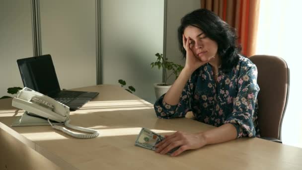 Büro Daki Düşünceli Bayan Ofis Çalışanı Ekonomik Kriz Sorununu Düşünen — Stok video