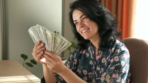 Happy Female Office Worker Manager Contando Dinheiro Dólares Dinheiro Bureau — Vídeo de Stock