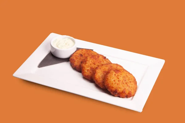 Tysk Skål Kartoffel Pandekage Serveret Med Mayonnaise Hvid Plade Isoleret - Stock-foto