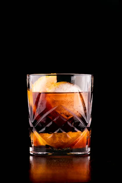 네그로니는 오렌지 과검은 배경을 위에서 정면에서 바라본 얼음으로 음료를 마신다 — 스톡 사진