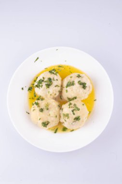 Yeşil soğanlı Knodel çanağı beyaz arkaplan görünümünde izole