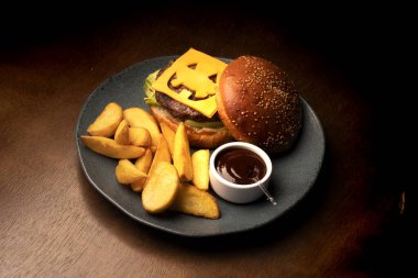 Cadılar bayramı burgeri, bbq soslu ve patates soslu.