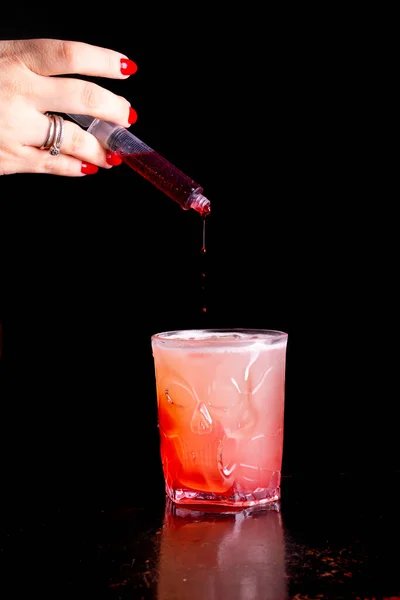 Lustiger Halloween Drink Mit Blut Spritze Und Schädelbecher — Stockfoto