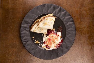 Çilek şuruplu vanilyalı dondurmalı çikolatalı krep.