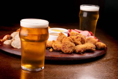 Çifte chopp ve parmak yiyecekli mutlu saat.