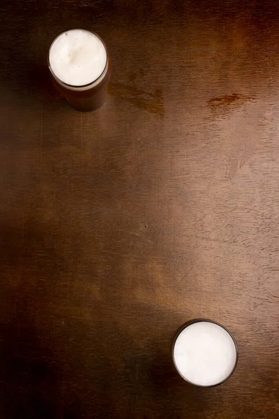Две Пинты Пива Деревянном Столе Вид Сверху — стоковое фото