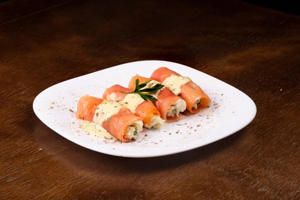 Piatto Salmone Affumicato Fresco Arrotolato Farcito Con Crema Formaggio Prezzemolo — Foto Stock