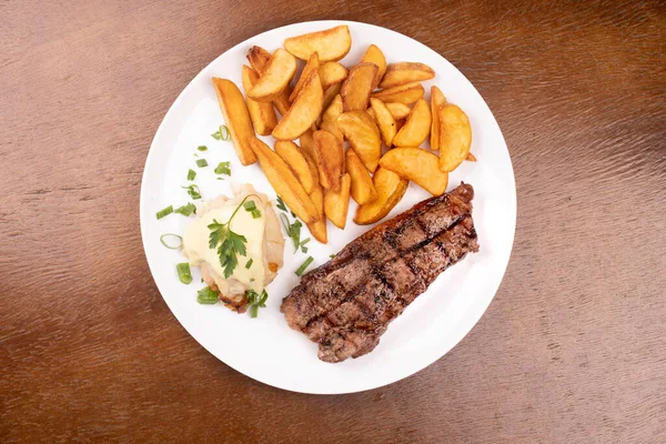 Surf Césped Plato Pescado Frito Con Carne Parrilla Patatas Vista — Foto de Stock