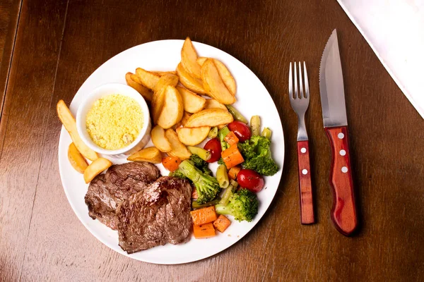 Braziliaanse Maaltijd Met Sappige Steak Groenten Rustieke Aardappelen Farofa Bovenaanzicht — Stockfoto