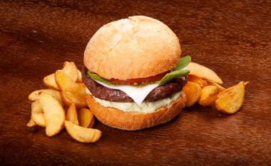 Sığır burger, mozzarella roka domates ve pesto soslu. Patatesli caprese.