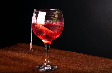 Kokteyl çayı buzlu tarçın ve köşedeki ahşap masada biberiye manzarası.