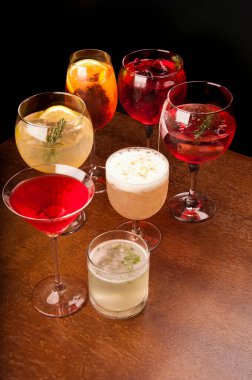 Karışık ve renkli kokteyller ahşap masa manzaralı otobanda.