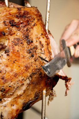 Et lokantasında makro fotoğrafta bıçakla kuzu şiş et kesmek.