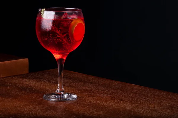 Bicchiere Cocktail Rosso Con Gin Limone Rosmarino Ghiaccio Sul Tavolo — Foto Stock
