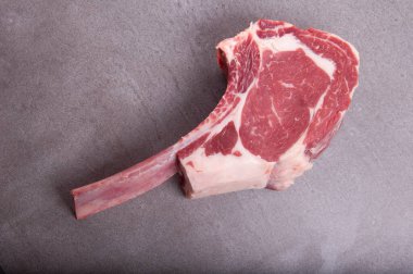 Kasap dükkanında çiğ et, mermer pirzola üst tarafı görüntüsünü kes.