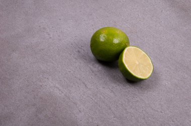Gri taşta taze limon 