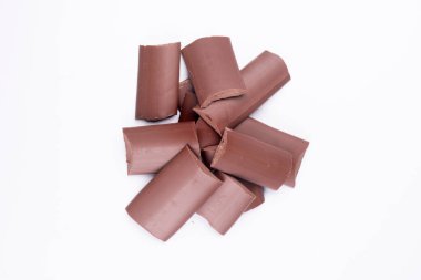 Sütlü çikolatalı mamalar, beyaz arka planda izole edilmiş parçalar.