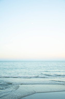 Öğleden sonra cennet kumsalında gelgit ve altın saat portresiyle