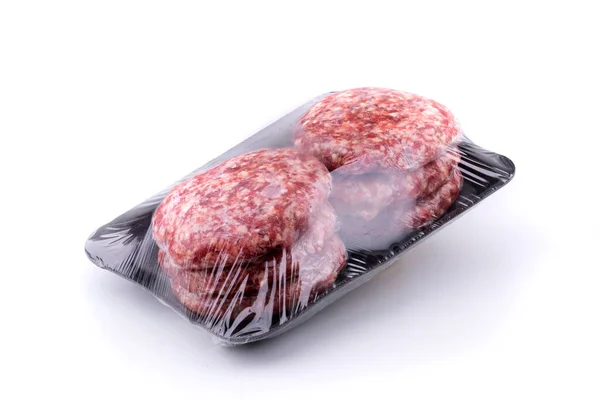 Nyers Kézzel Készített Hamburgerek Fehér Alapon Izolált Fekete Styrofoam Tálcába — Stock Fotó