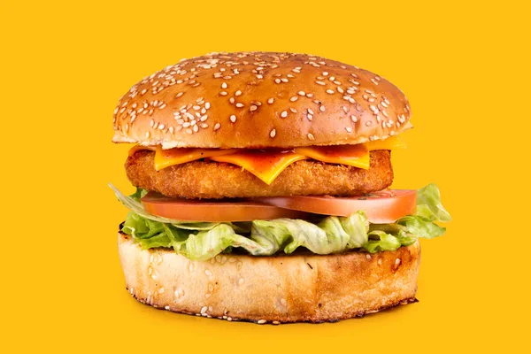 Prawdziwy Panierowany Hamburger Kurczaka Cheddarem Sosem Bawołowym Izolowane Żółtym Tle — Zdjęcie stockowe