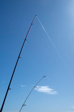 Mavi gökyüzü ve iki olta ile barış balıkçılığı